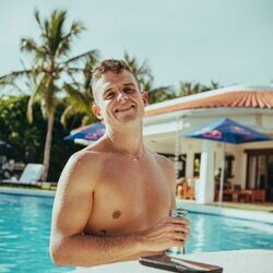 Arkano posa sin camiseta en la piscina