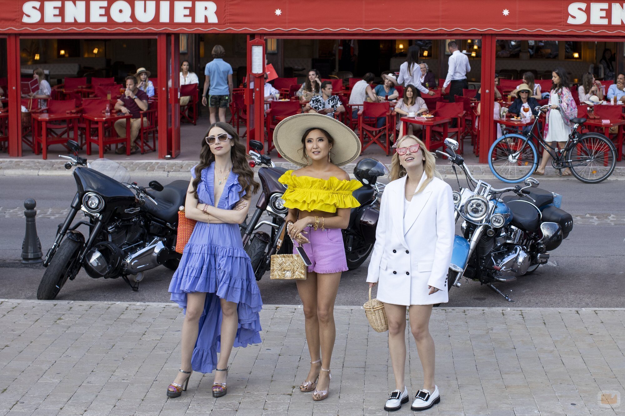 Lily Collins, Ashley Park y Camille Razat en la temporada 2 de 'Emily en París'