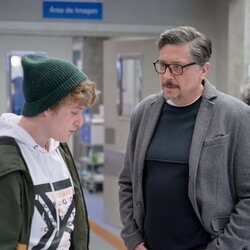 Uri Guitart y Carlos Bardem en la tercera temporada de 'Madres. Amor y vida'