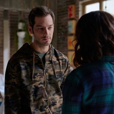 Joel Bosqued junto a Carmen Ruiz en la tercera temporada de 'Madres. Amor y vida'
