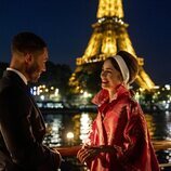 Lucien Laviscount y Lily Collins en la temporada 2 de 'Emily en París'