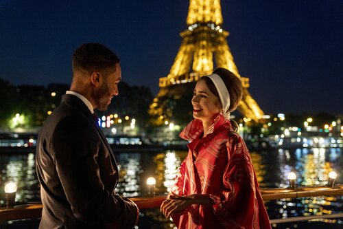 Lucien Laviscount y Lily Collins en la temporada 2 de 'Emily en París'
