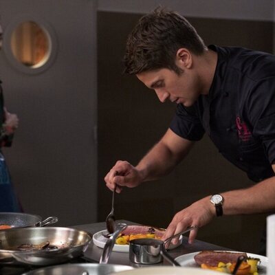 Lucas Bravo es Gabriel en la temporada 2 de 'Emily en París'