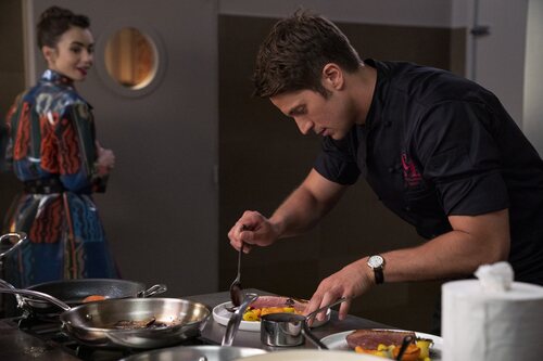 Lucas Bravo es Gabriel en la temporada 2 de 'Emily en París'