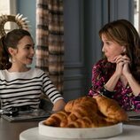 Lily Collins y Philippine Leroy-Beaulieu en la segunda temporada de 'Emily en París'