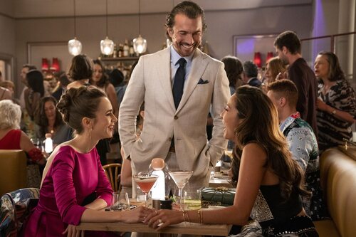 Lily Collins, William Abadie y Ashley Park en la temporada 2 de 'Emily en París'