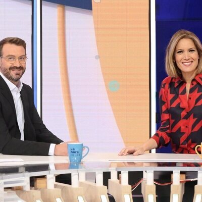 Marc Sala y Silvia Intxaurrondo en el plató de 'La hora de La 1'