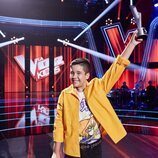 Levi Díaz posa como ganador de 'La voz kids 2021'