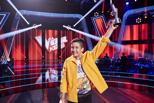 Levi Díaz posa como ganador de 'La voz kids 2021'
