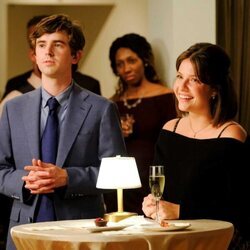 Freddie Highmore y Paige Spara en la quinta temporada de 'The Good Doctor'