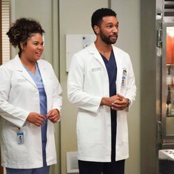 Winston junto a una residente en la decimoctava temporada de 'Anatomía de Grey'