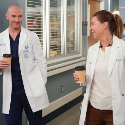 Richard Flood junto a Ellen Pompeo en la decimoctava temporada de 'Anatomía de Grey'