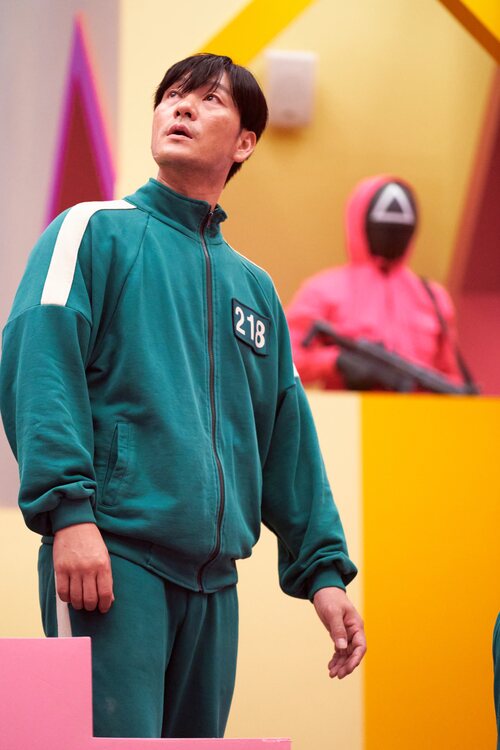 Park Hae-soo baja las escaleras en 'El juego del calamar'