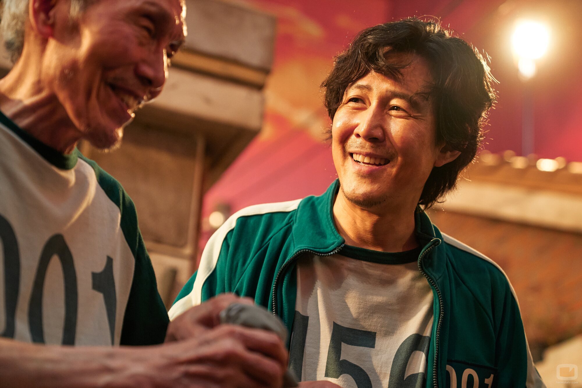 Oh Young-soo y Lee Jung-jae, sonrientes en 'El juego del calamar'