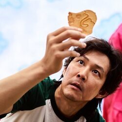 Lee Jung-jae revisa su galleta en 'El juego del calamar'