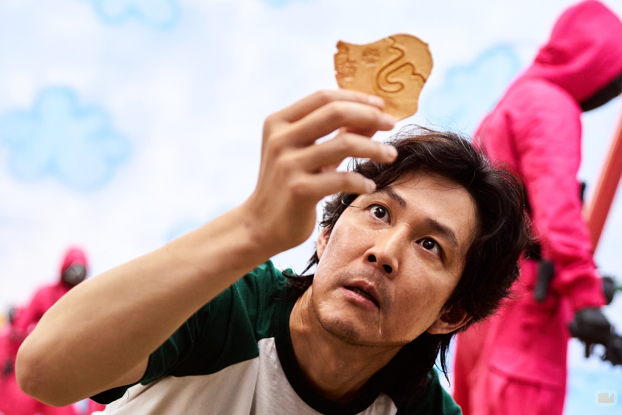 Lee Jung-jae revisa su galleta en 'El juego del calamar'