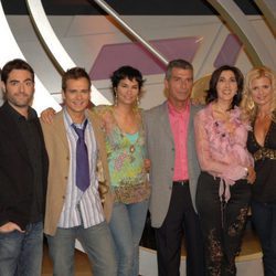 Paz Padilla con los colaboradores de 'El gong show'