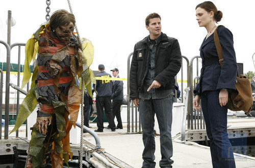 Brennan y Booth frente a un cadáver
