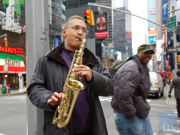 Javier Sardá toca el saxo