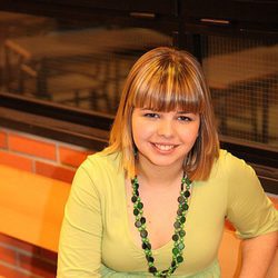 Irene Sánchez posa en una foto de la tercera temporada de 'Física o Química'