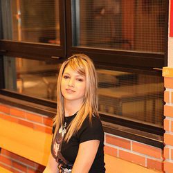 Úrsula Corberó en un banco