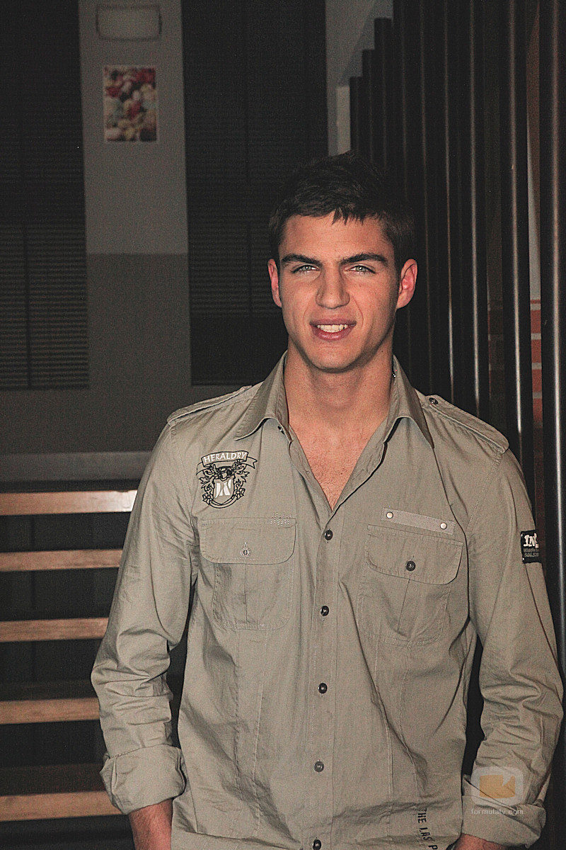 Maxi Iglesias es Cabano en la serie de Antena 3, 'Física o Química'