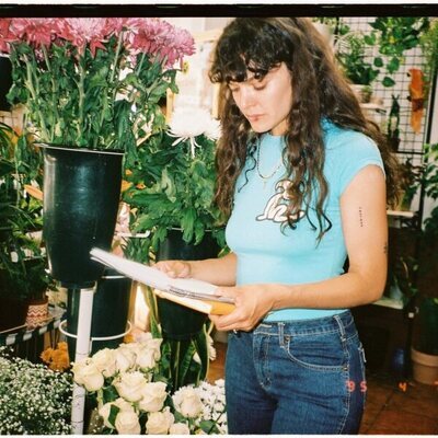 Ana Rujas en la floristería de 'Cardo'