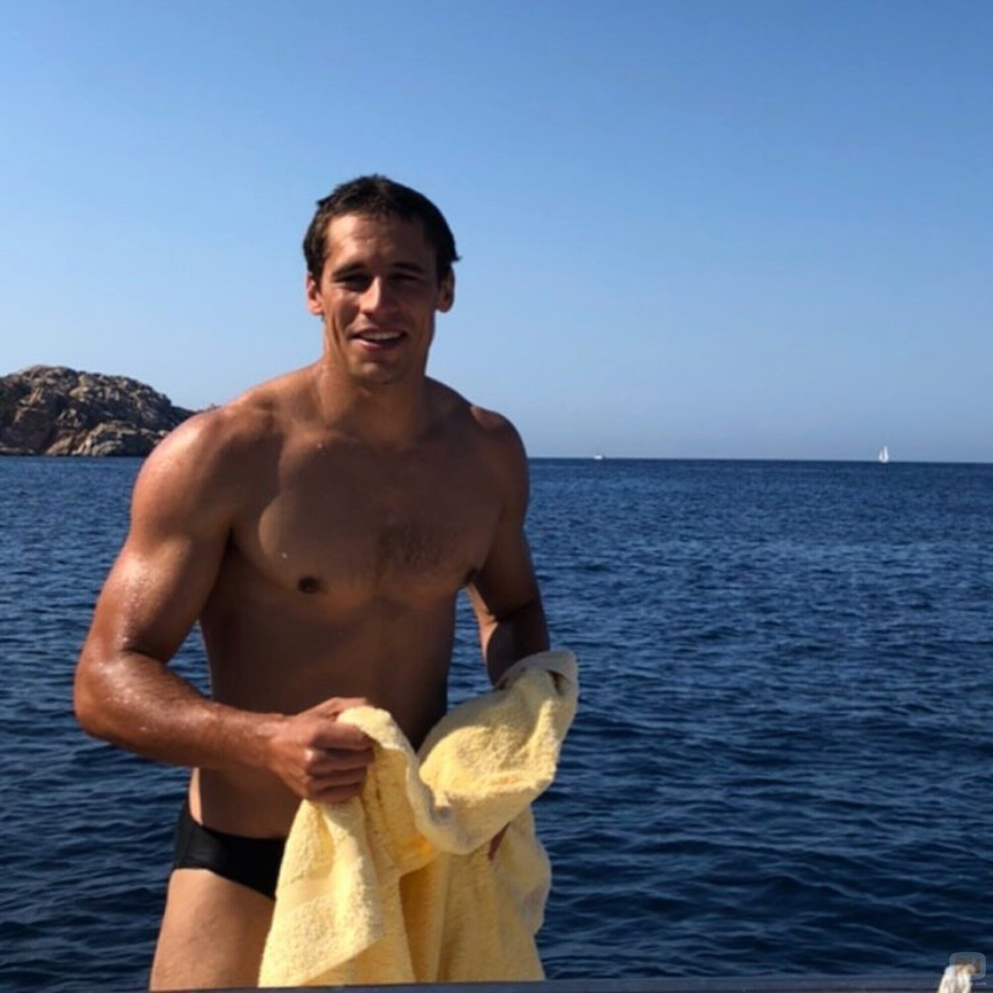 Martiño Rivas luce torso desnudo en bañador