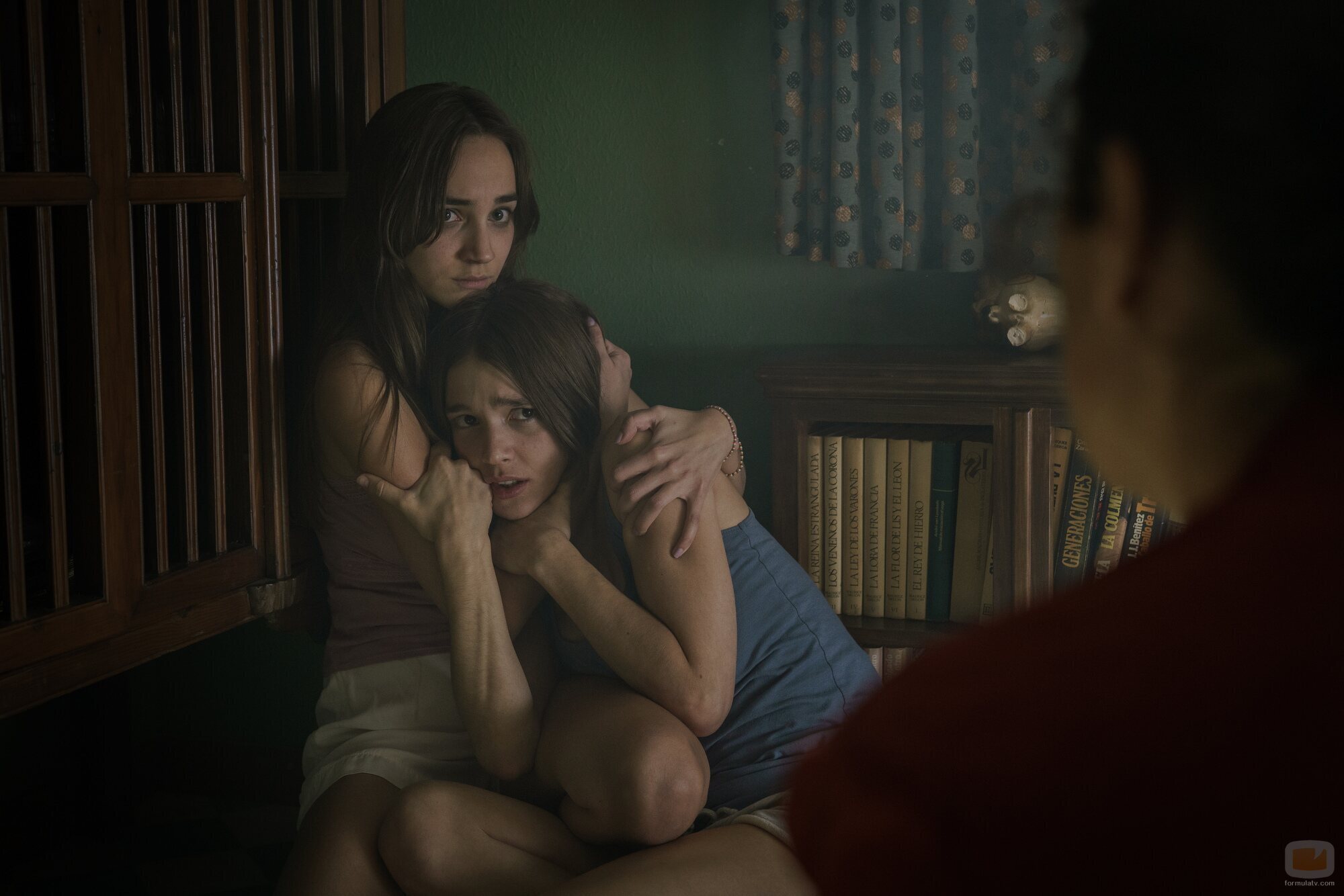 Carla Campra y Ana Tomeno en una secuencia de 'Feria'