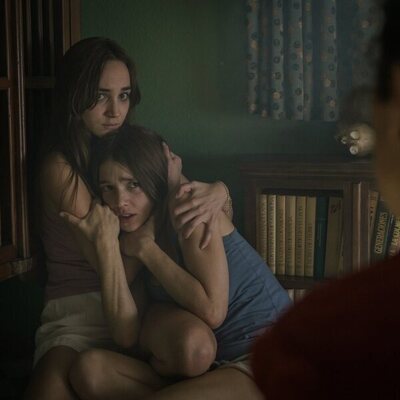 Carla Campra y Ana Tomeno en una secuencia de 'Feria'