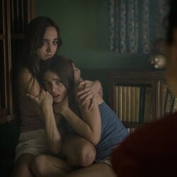 Carla Campra y Ana Tomeno en una secuencia de 'Feria'