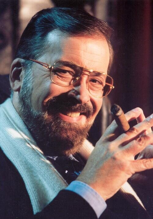 Chico Ibáñez Serrador posa mirando a cámara