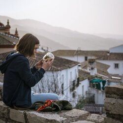 Carla Campra, sentada en un muro en 'Feria'