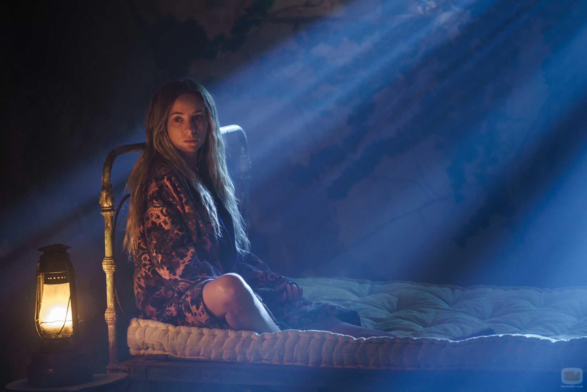 Ángela Cremonte, sentada y pensativa en 'Feria'