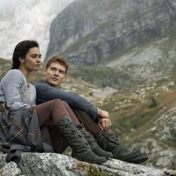 Madeleine Madden y Josha Stradowski, en 'La rueda del tiempo'