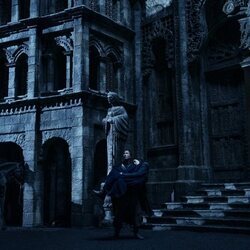 Rosamund Pike y Daniel Henney, en 'La rueda del tiempo'