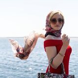 Julia Garner posando frente al mar en 'Inventing Anna'
