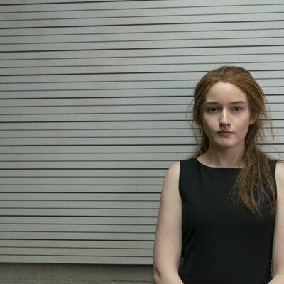 Julia Garner es la protagonista de 'Inventing Anna'