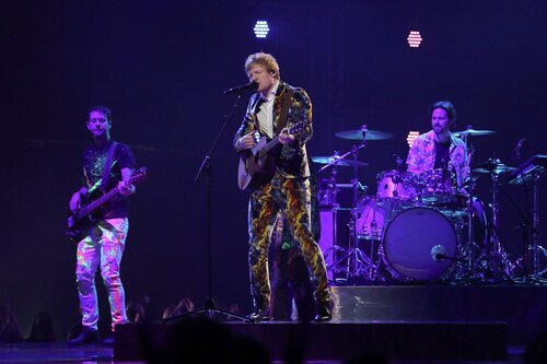 Ed Sheeran canta "Overpass Graffiti" en los MTV EMAs 2021