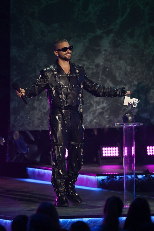 Maluma en el escenario de los MTV EMAs 2021