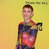 Olly Alexander en la alfombra roja de los MTV EMAs 2021