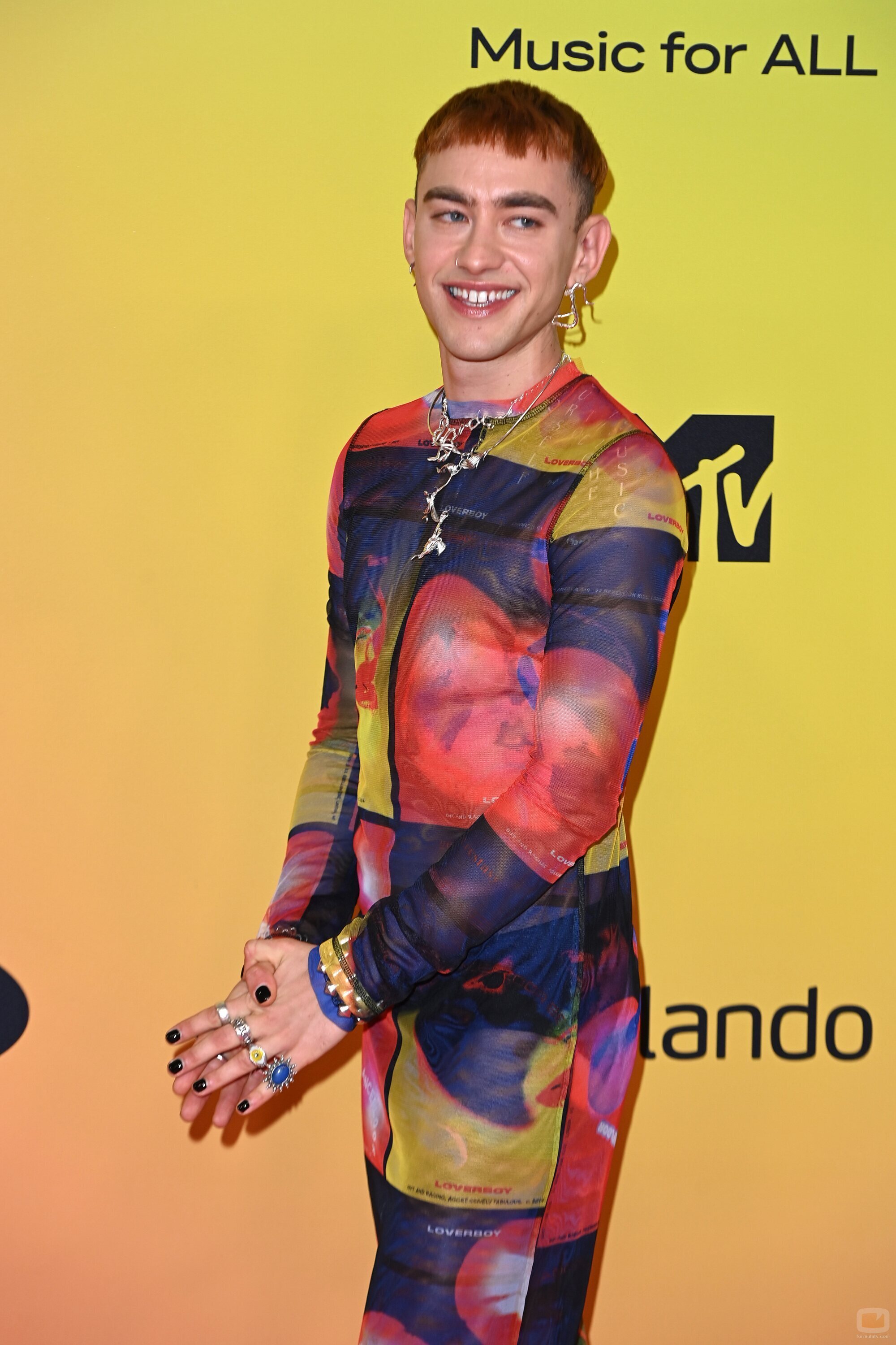 Olly Alexander en la alfombra roja de los MTV EMAs 2021