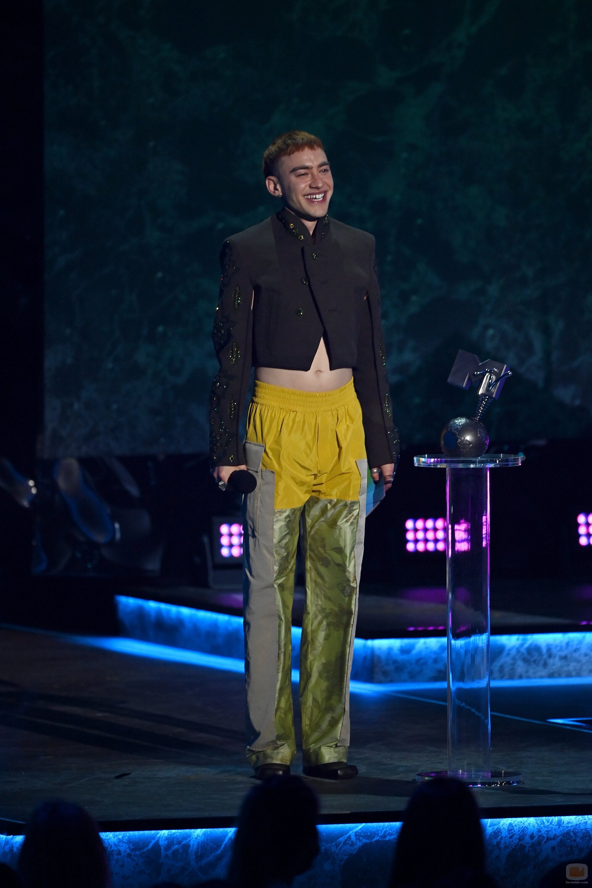 Olly Alexander en el escenario de los MTV EMAs 2021