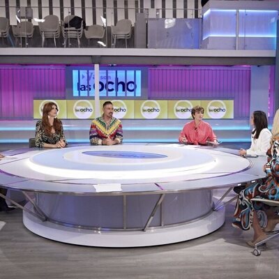 La mesa de los colaboradores en el plató de 'Ya son las ocho'