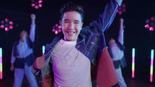Levi Díaz bailando en el videoclip de "Reír", el tema de España en Eurovisión Junior 2021