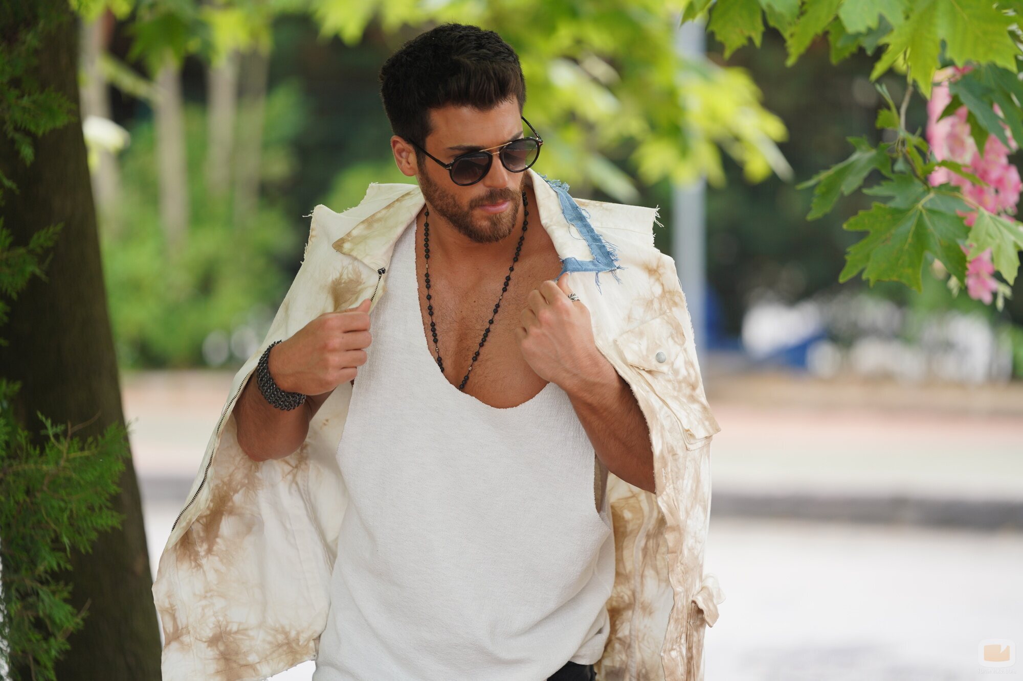 Can Yaman, en un episodio de 'El hombre equivocado'