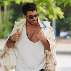 Can Yaman, en un episodio de 'El hombre equivocado'