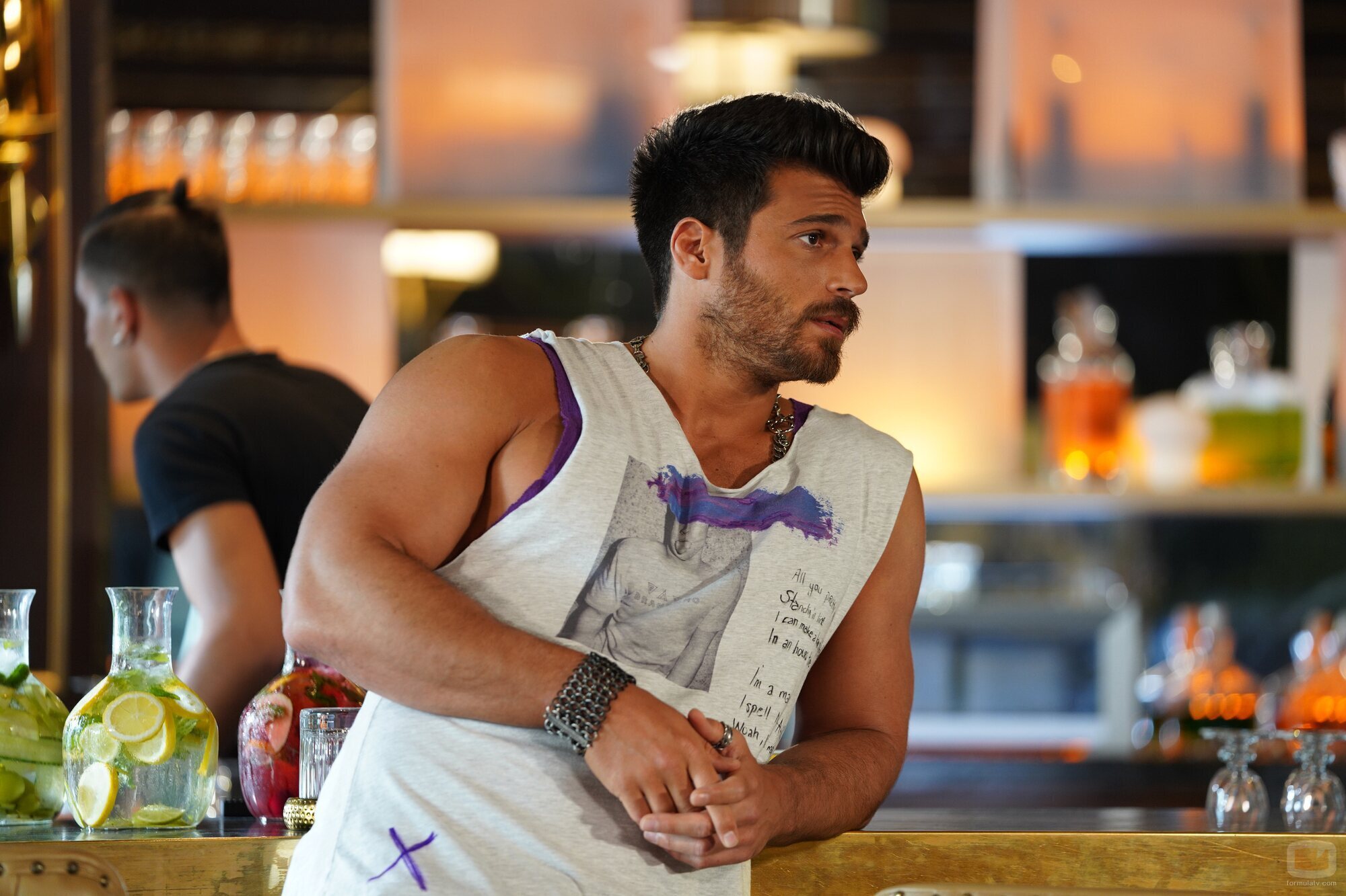 Can Yaman da vida a un joven adinerado en 'El hombre equivocado'