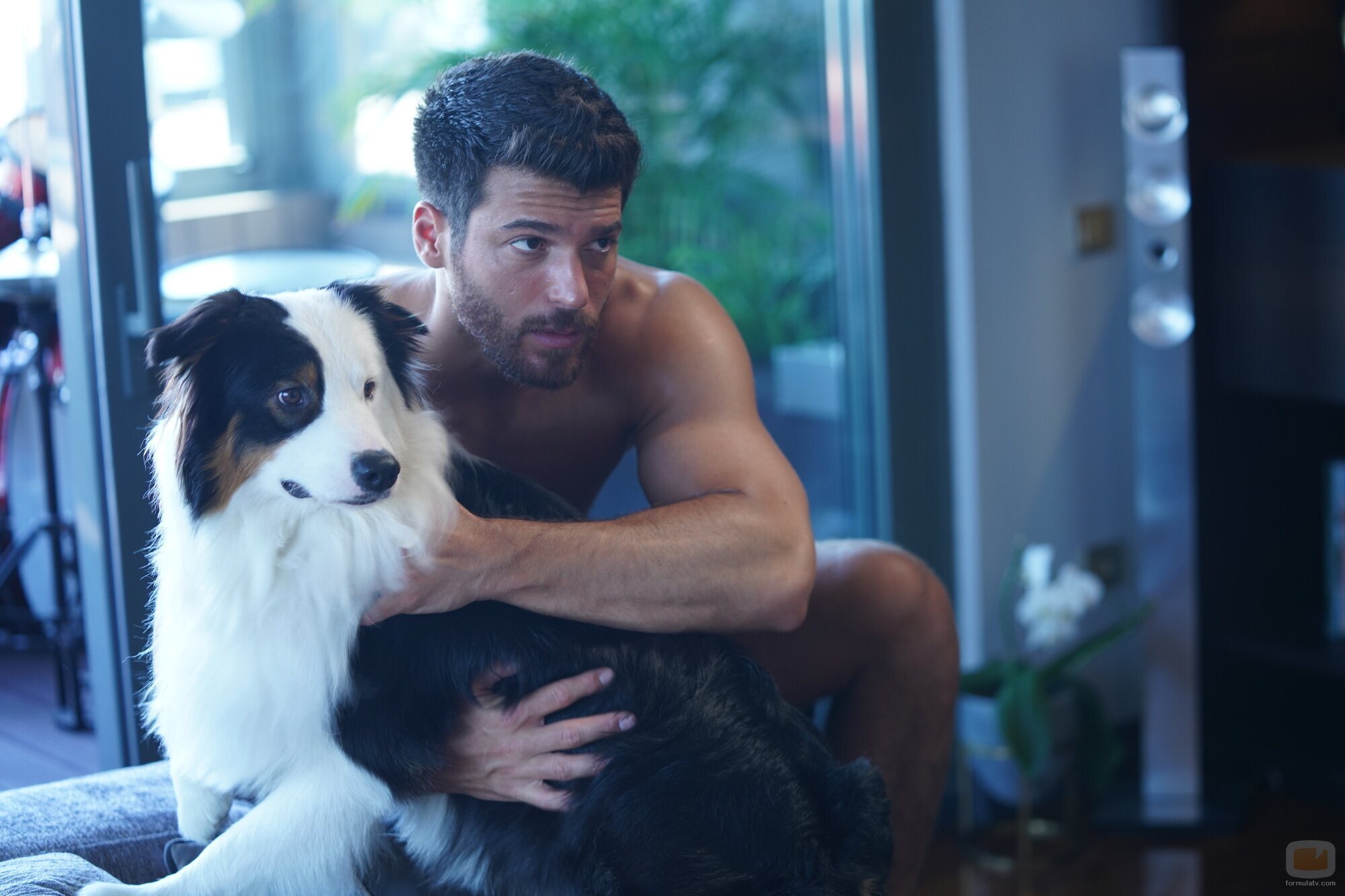 Can Yaman y su perro, en 'El hombre equivocado'