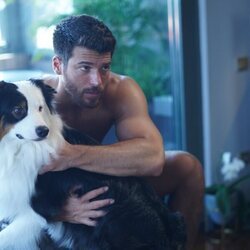 Can Yaman y su perro, en 'El hombre equivocado'